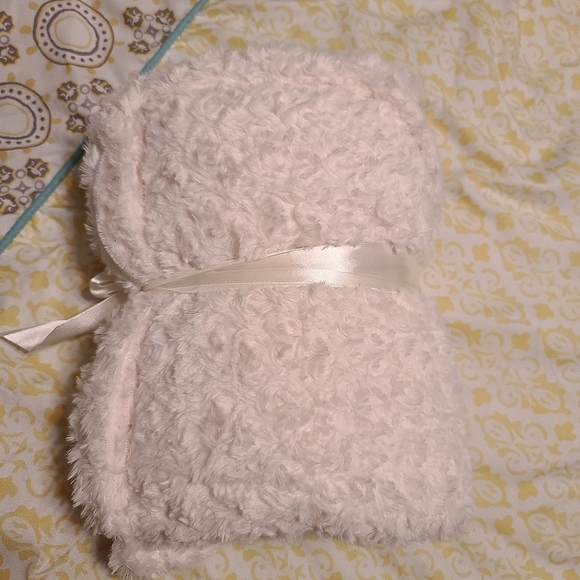 Ulta Limited Edition rosette plush throw NWT - Picture 2 of 7